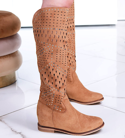 Ażurowe karmelowe kozaki na niskim koturnie /E1-3 16210 T349/