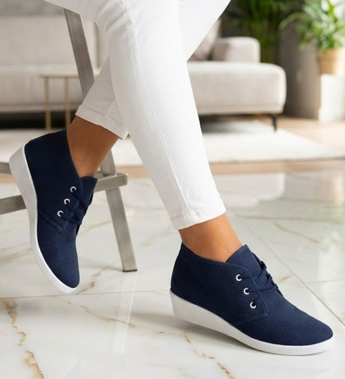 Sznurowane granatowe trampki na niskim koturnie /C6-3 11148 S193/