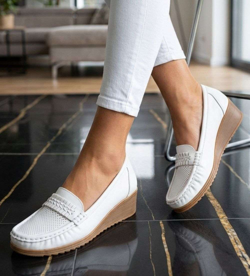 Białe buty czółenka na niskim koturnie /F8-2 18677 T382/