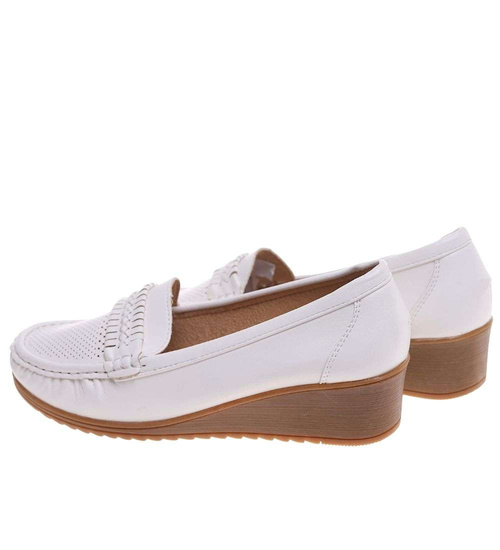 Białe buty czółenka na niskim koturnie /F8-2 18677 T382/