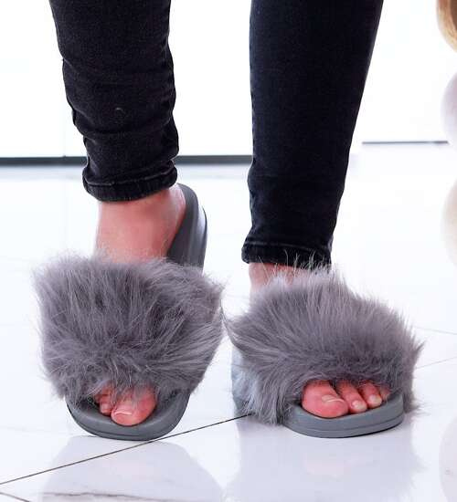 Szare damskie klapki z obfitym futerkiem /E1-3 15194 T199/