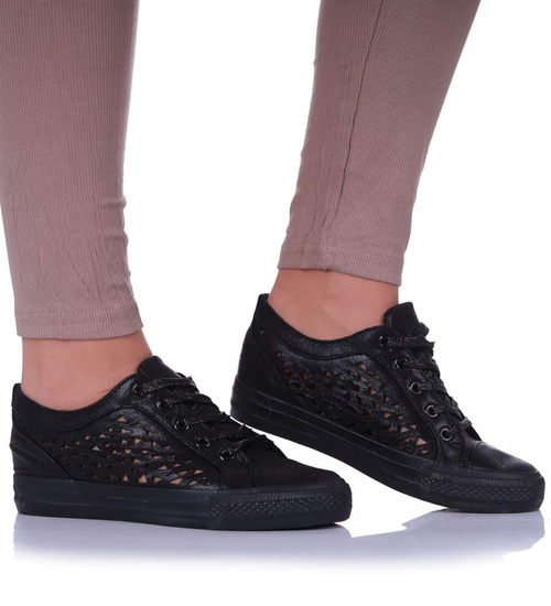 Czarne ażurowe trampki na koturnie /E3-1 17201 G8-61/