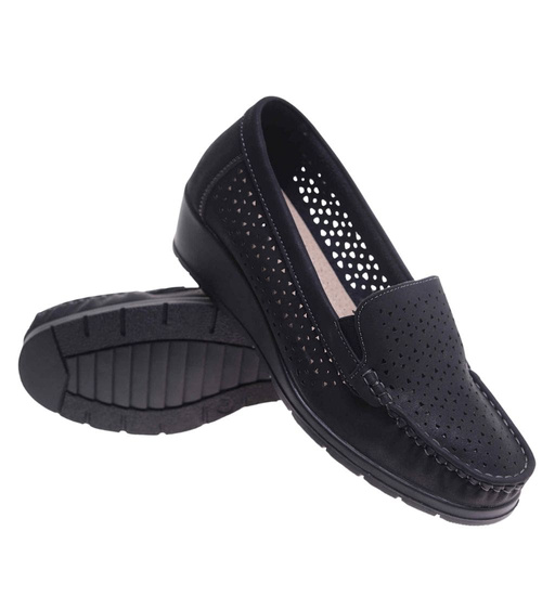 Ażurowe czarne czółenka na niskim koturnie /A6-3 17718 W299/