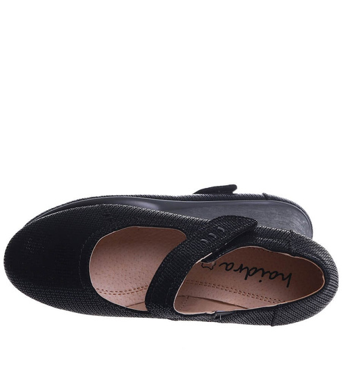 Czarne czółenka z paskiem na koturnie /G11-2 15130 S583/