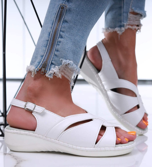 Białe sandały damskie na niskim obcasie /B5-1 16519 T138/