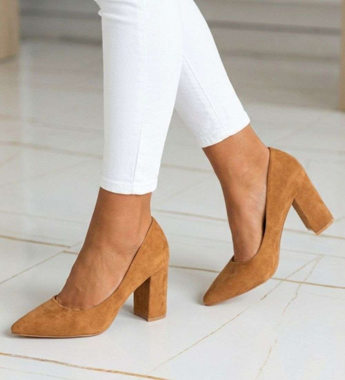 Zamszowe karmelowe czółenka na słupku /A10-3 18665 T152/