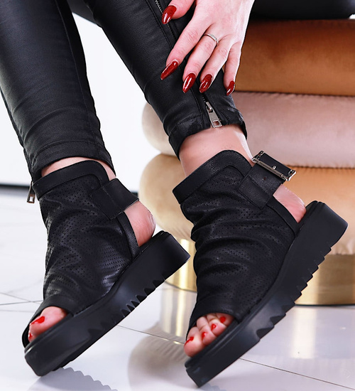 Czarne sandały na niskiej platformie /D9-1 13328 T161/