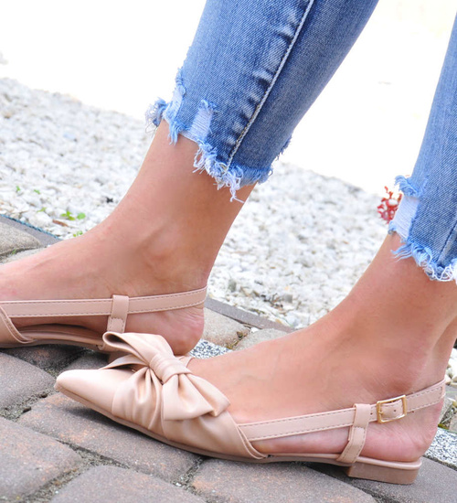 Beżowe sandały na płaskim obcasie /D7-2 12059 T397