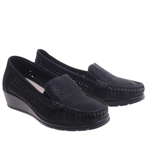 Ażurowe czarne czółenka na niskim koturnie /A6-3 17718 W299/