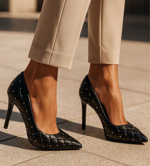 Czarne pikowane szpilki damskie ze szpicem /A1-3 13743 T292/