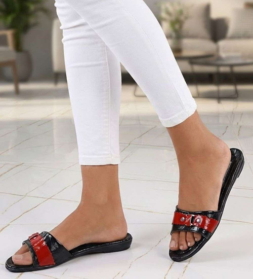 Bordowo czarne klapki na płaskim obcasie /H2 14344 T005/