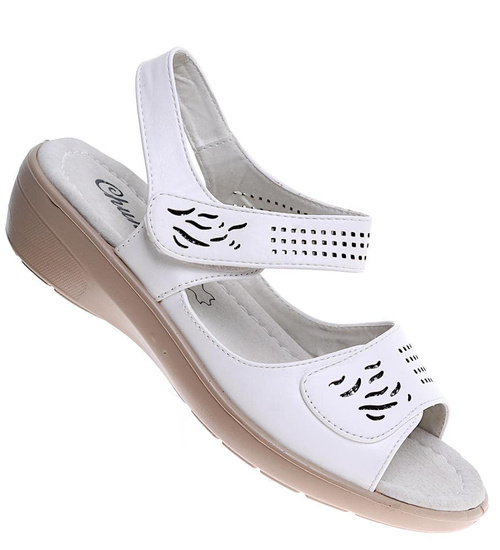 Białe sandały damskie na niskim koturnie /C4-3 16156 T340/