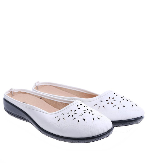 Białe ażurowe klapki z krytymi noskami /G9-2 13897 T096/