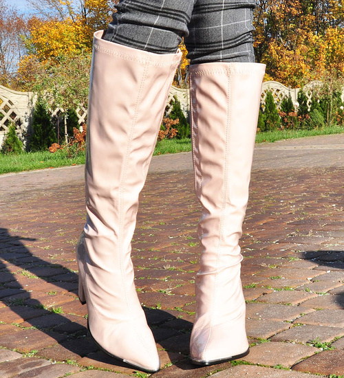 Beżowe lakierowane kozaki na słupku /F10-2 12921 T3/