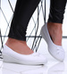 Białe tenisówki wsuwane na niskim koturnie /E2-1 16520 T155/