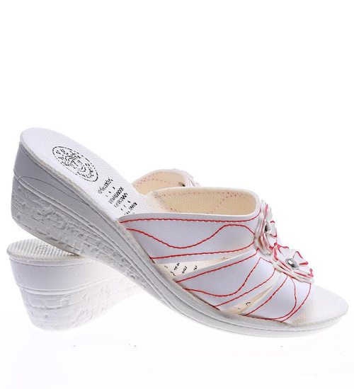 Białe klapki na koturnie z czerwonymi przeszyciami /H2 14303 T005/