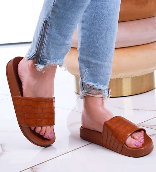 Brązowe basenowe klapki damskie /D3-3 13151 T193/