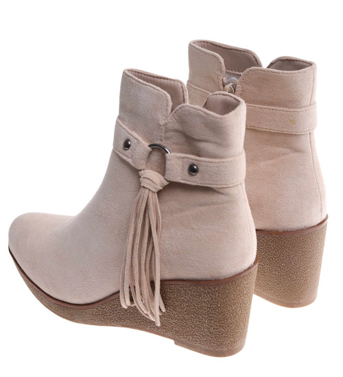 Beżowe zamszowe botki damskie na koturnie /G13-2 18212 T331/