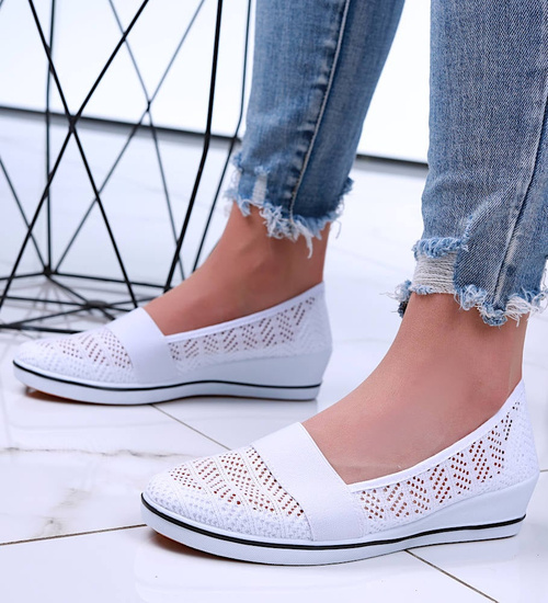 Białe koronkowe tenisówki na niskim koturnie /E3-2 15899 T256/