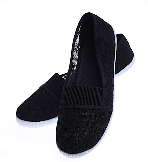 Przewiewne damskie tenisówki slip on z koronki Czarne /F7-2 14551 S154/