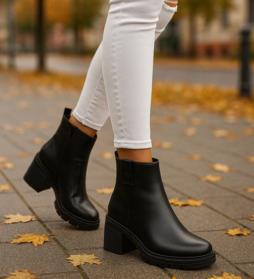 Czarne botki damskie na grubym obcasie /D2-2 18252 W482/