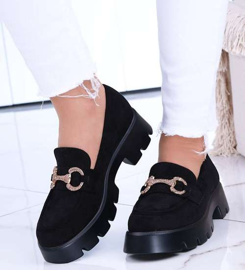 Wsuwane czarne loafersy damskie z łańcuszkiem /E9-2 14639 T620/