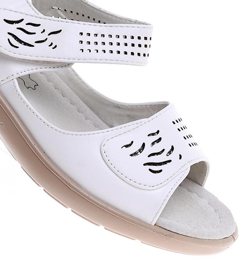 Białe sandały damskie na niskim koturnie /C4-3 16156 T340/