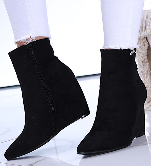 Czarne ocieplane botki na koturnie /F2-3 14820 T346/