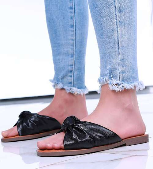 Płaskie czarne klapki damskie /E10-2 15550 T194/ Płaskie czarne klapki damskie /E10-2 15550 T194/