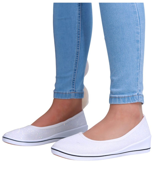 Białe błyszczące wsuwane tenisówki na niskim koturnie /E8-3 16157 T286/