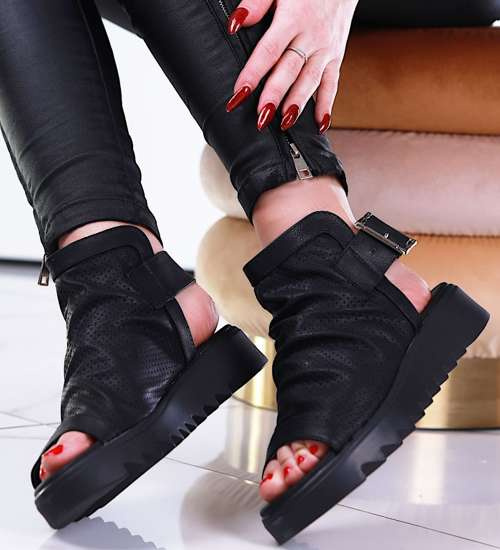 Czarne sandały na niskiej platformie /D9-1 13328 T161/