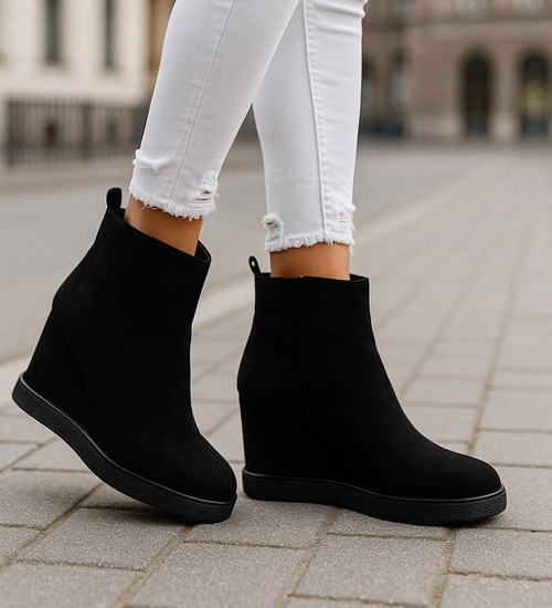 Czarne botki damskie na koturnie /F5-2 18201 T488/