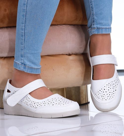 Białe ażurowe półbuty z rzepem na niskim koturnie /A3-3 16163 T330/