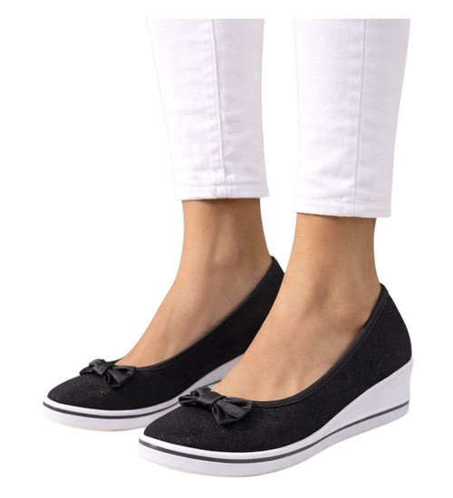 Czarne wsuwane tenisówki na niskim koturnie /G13-2 14496 T232/