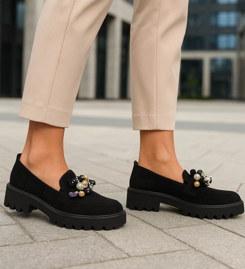 Czarne półbuty loafersy na platformie z kamieniami /A8-2 18483 T203/