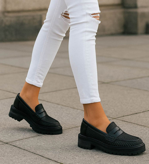 Czarne półbuty loafersy damskie /B6-3 18236 W142/