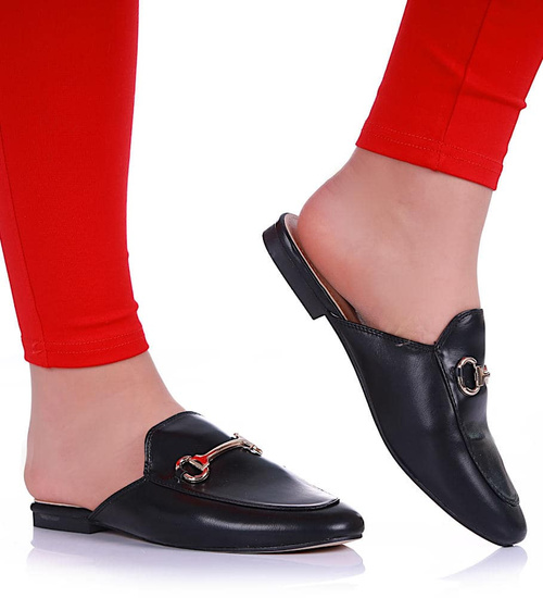 Czarne klapki na płaskim obcasie /B5-2 14173 T138/