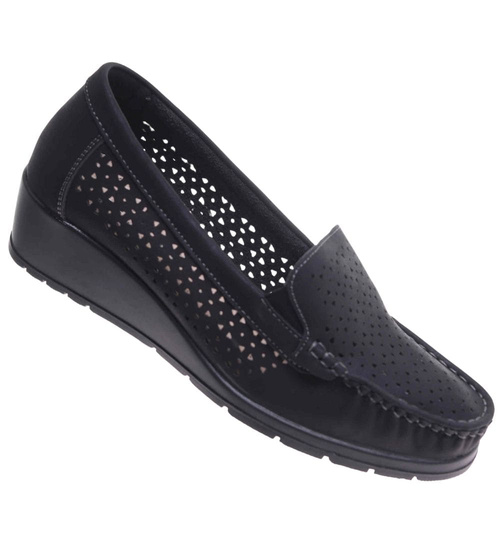 Ażurowe czarne czółenka na niskim koturnie /A6-3 17718 W299/