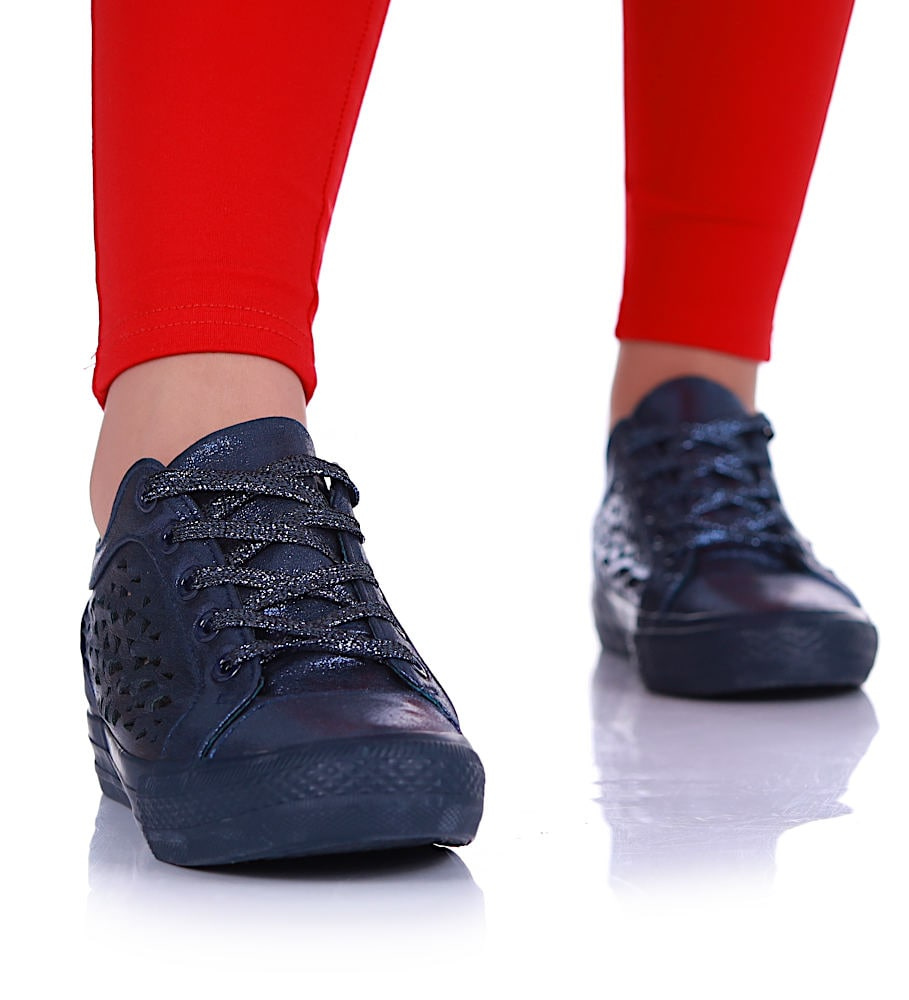 Granatowe ażurowe trampki na koturnie