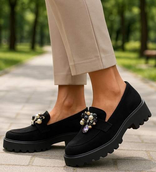 Czarne półbuty loafersy na platformie z kamieniami /A8-2 18483 T203/
