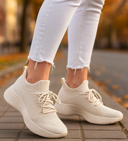 Beżowe buty sportowe na niskim koturnie i platformie /F5-2 13540 T236/