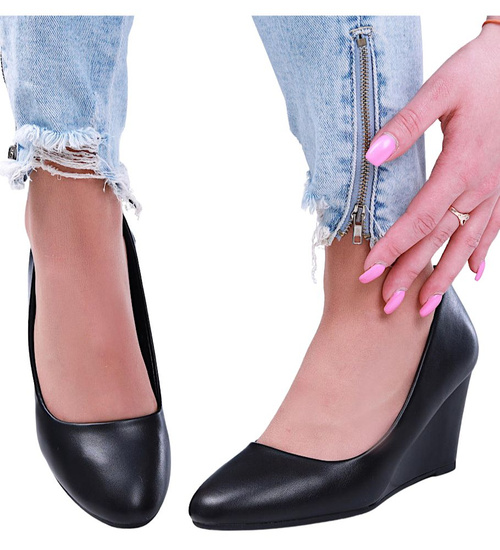 Klasyczne czarne czółenka na koturnie /E3-3 15755 T226/