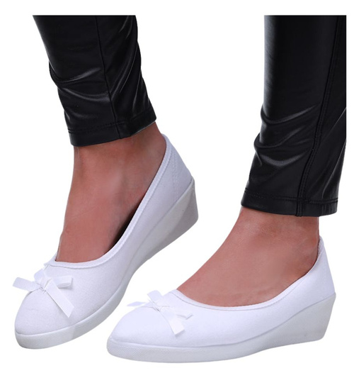 Białe tenisówki wsuwane na niskim koturnie /E2-1 16520 T155/