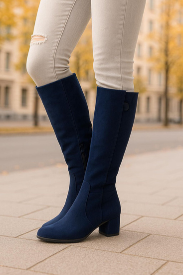 Granatowe ocieplane kozaki damskie na niskim obcasie /B4-1 18459 T582/