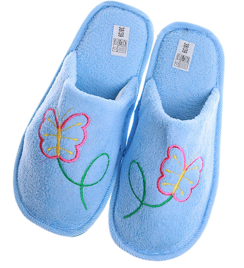 Pluszowe niebieskie kapcie damskie z haftem /C6-1 15948 S4-5/
