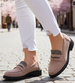 Beżowe zamszowe półbuty loafersy na niskim obcasie /F8-3 15476 T386/