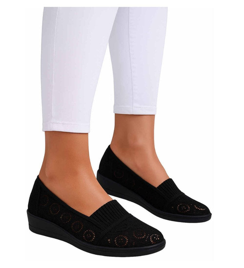 Czarne ażurowe tenisówki na niskim koturnie /E6-1 16474 T206/