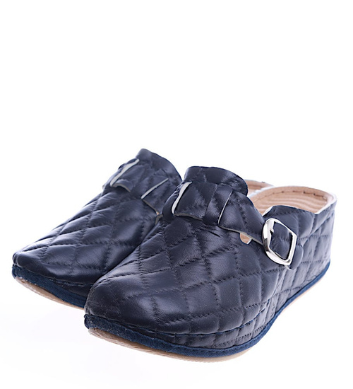 Granatowe pikowane klapki na koturnie i platformie /D7-1 14098 T135/