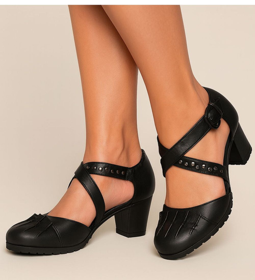 Czarne czółenka z paseczkiem na niskim obcasie /B4-2 14129 T143/ Czarne czółenka z paseczkiem na niskim obcasie /B4-2 14129 T143/