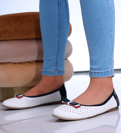 Biało granatowe ażurowe balerinki damskie z kokardką /A6-3 16150 T196/